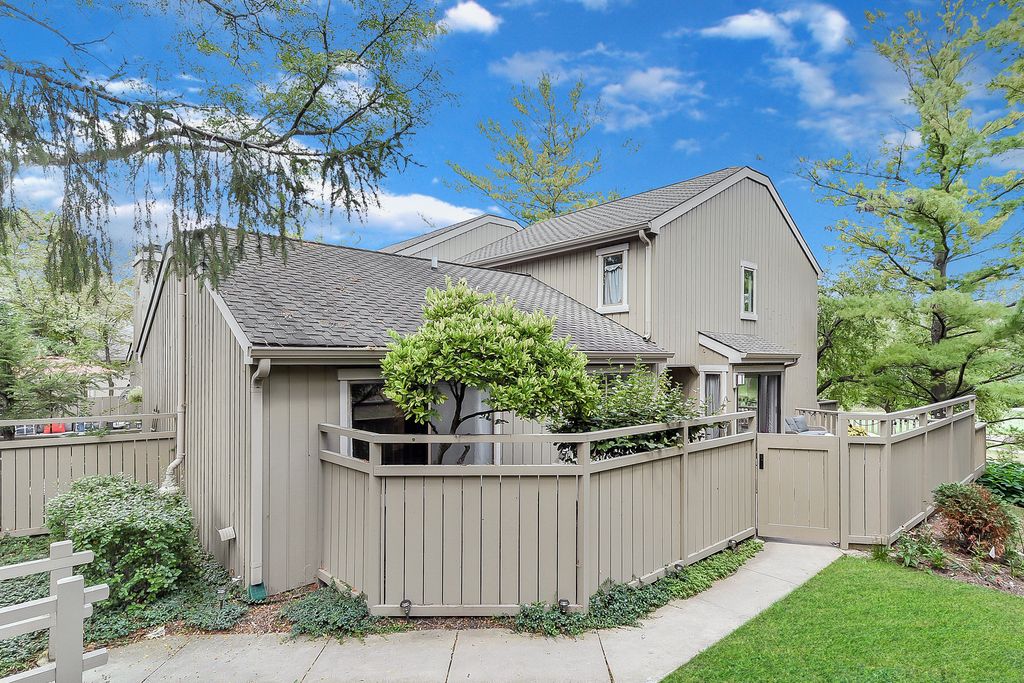 790 Oak Hill Rd, Lake Barrington, IL 60010