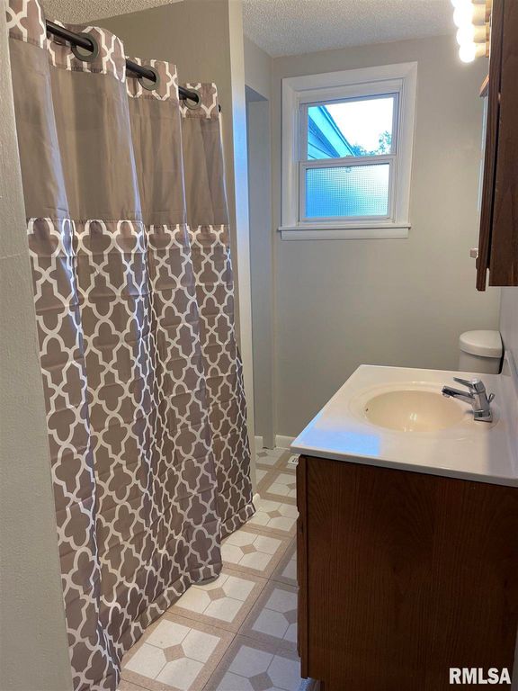 217 S State St, East Galesburg, IL 61430