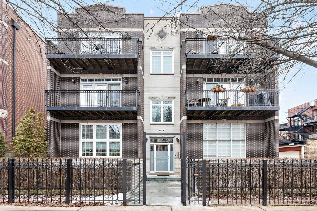 1043 W Newport Ave #3W, Chicago, IL 60657