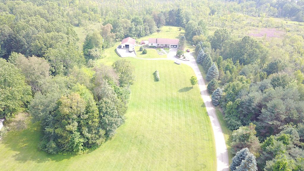 950 Swarthout Rd, Pinckney, MI 48169