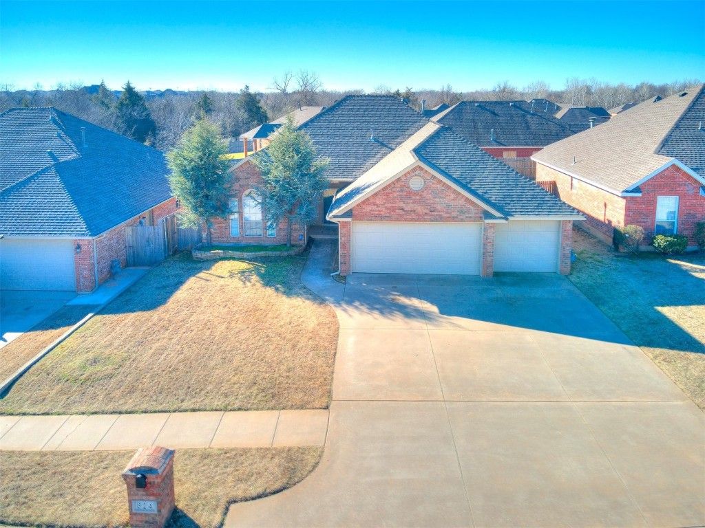 824 SW 39th St, Moore, OK 73160
