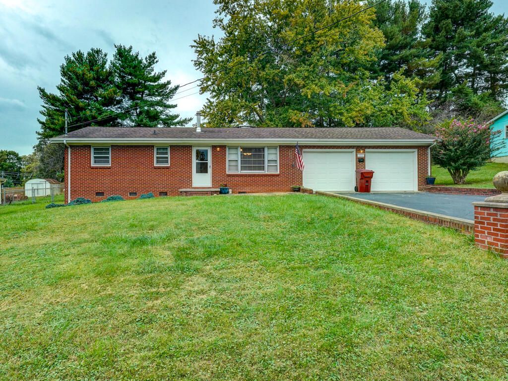 1305 Clearview Dr, Johnson City, TN 37604