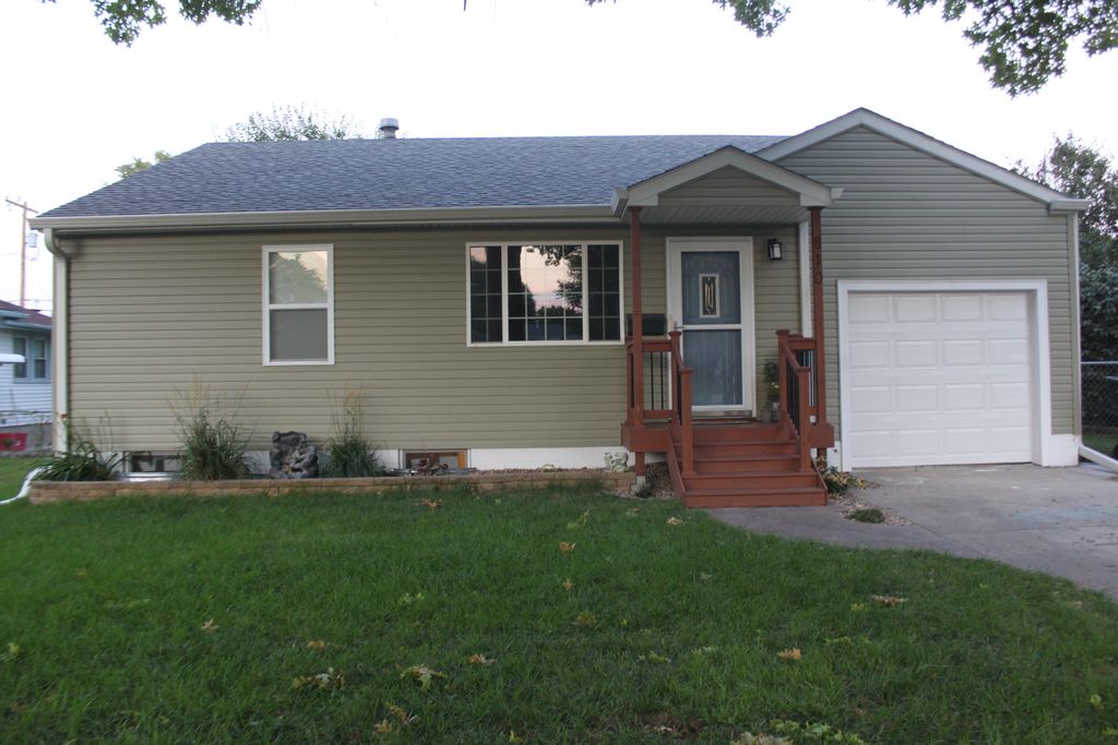 810 N Hewett Ave, Hastings, NE 68901