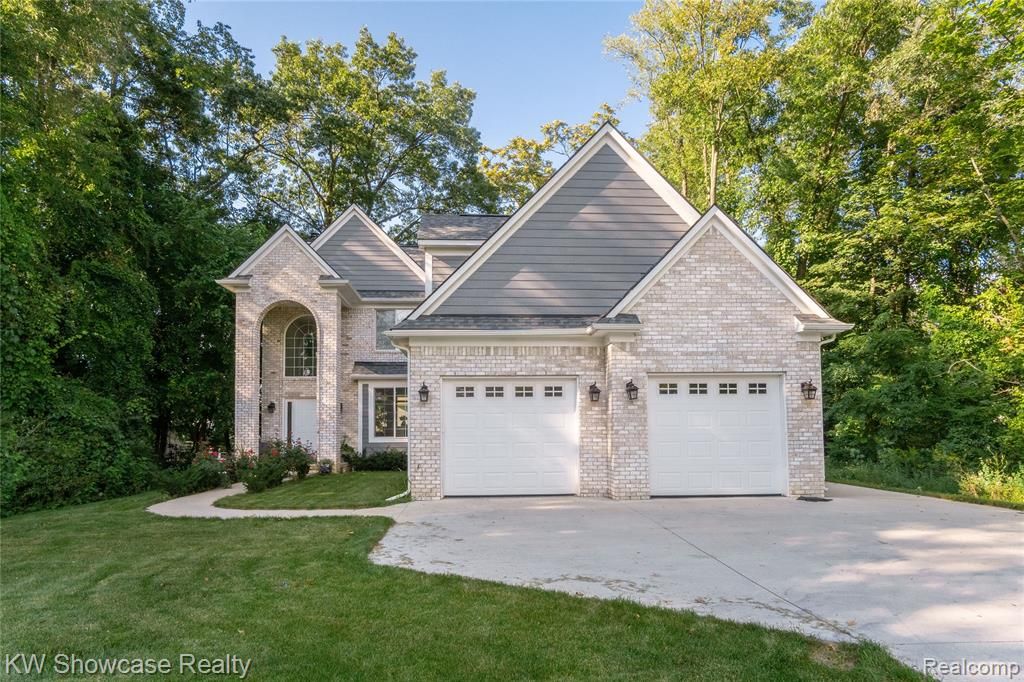 8330 Cooley Lake Rd, Commerce Township, MI 48382