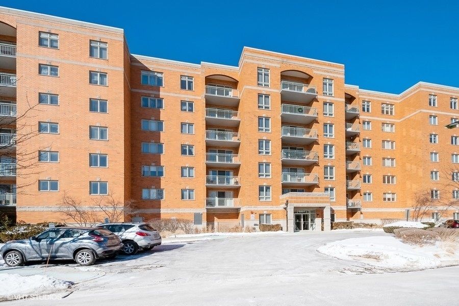 6801 N Milwaukee Ave #303, Niles, IL 60714