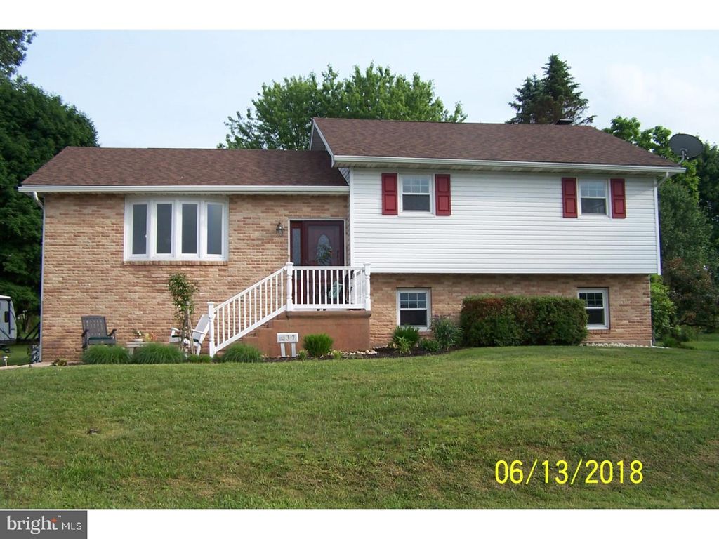 37 Hometown Ave, Tamaqua, PA 3 Bed, 2 Bath SingleFamily Home 25