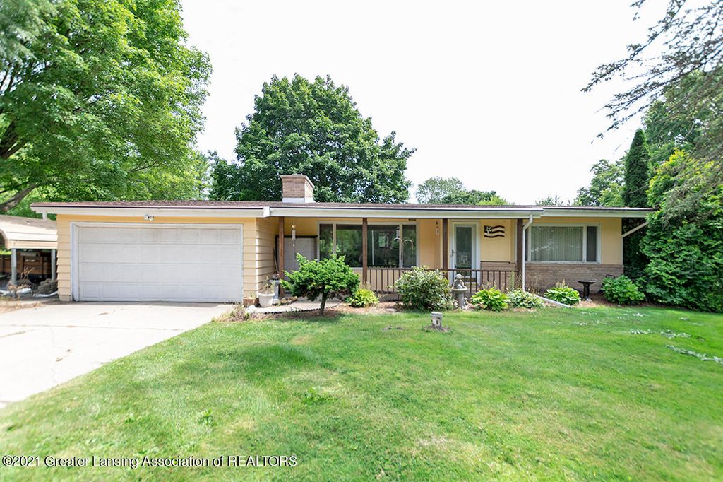 15859 Oak Lane Dr, Lansing, MI 48906