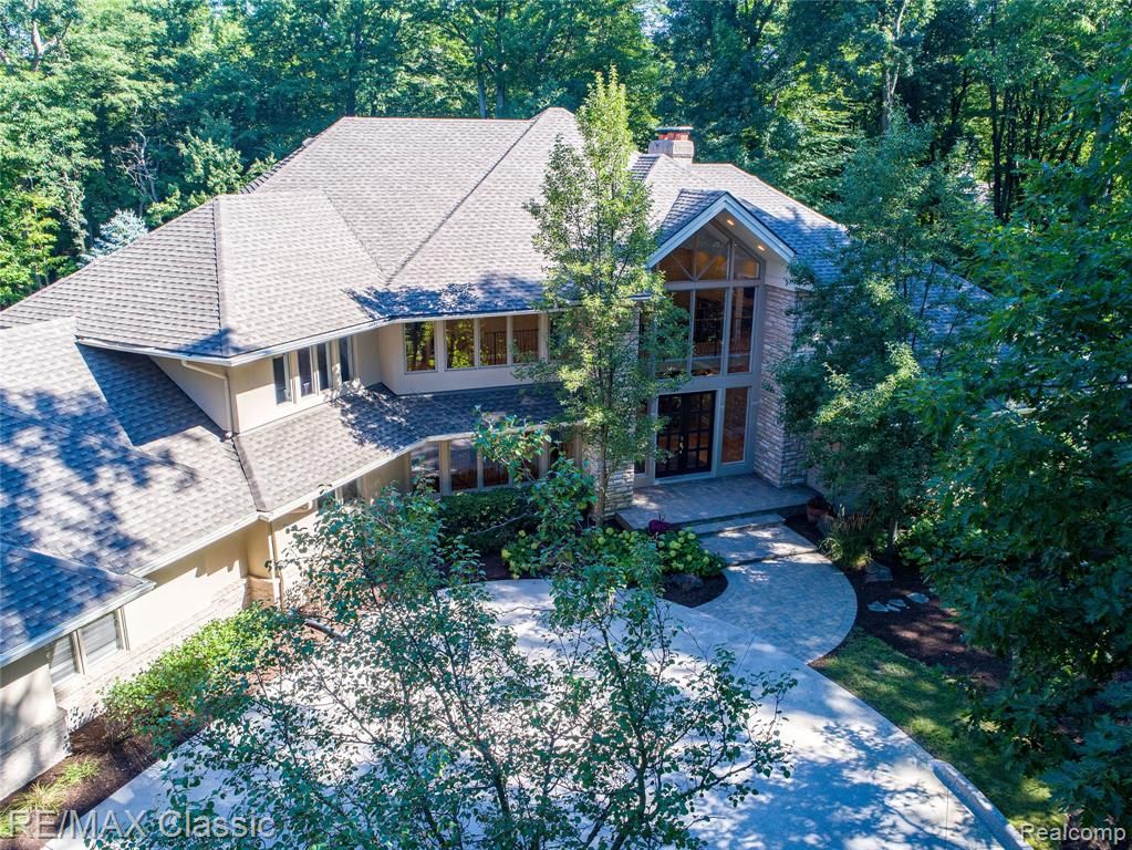 5811 Turnberry Dr, Commerce Township, MI 48382