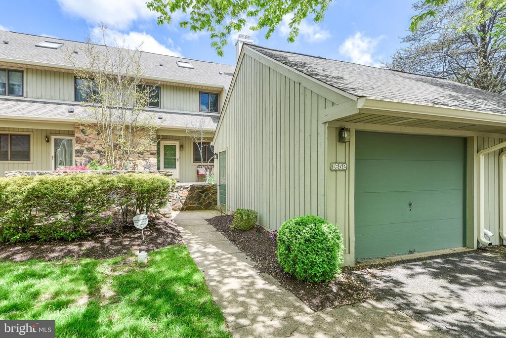 1652 Hunters Ct, Yardley, PA 19067