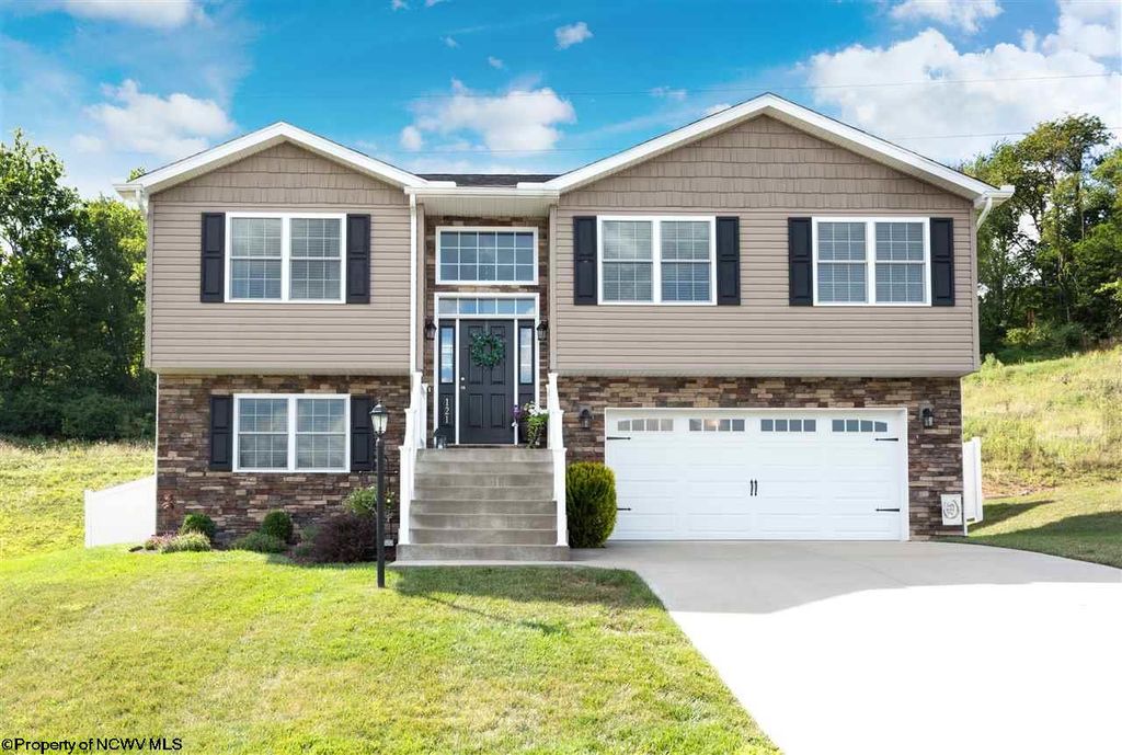 121 Summits Rdg, WV 3 Bed, 3 Bath Single