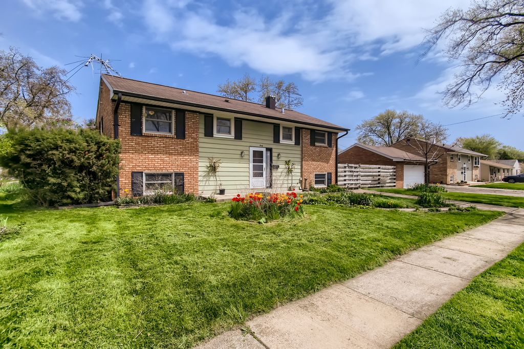 40 Cambridge Ln, Glendale Heights, IL 60139