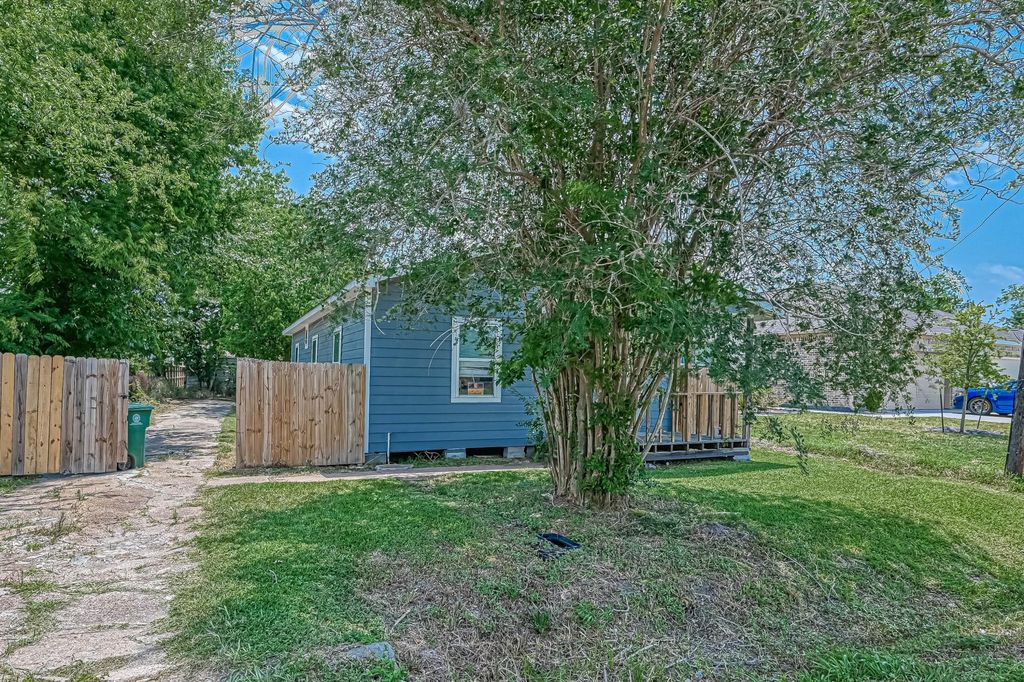 8211 Parnell St, Houston, TX 77051