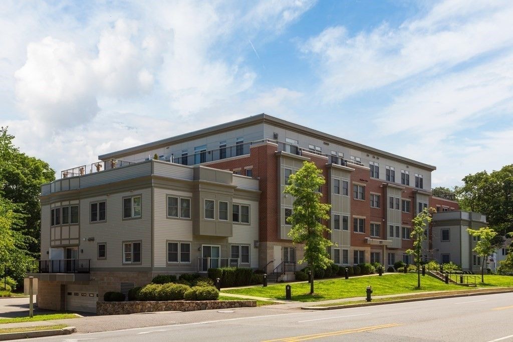 321 Hammond Pond Pkwy #106, Brookline, MA 02467