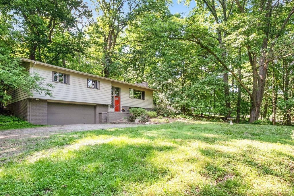 2525 Blueberry Ln, Ann Arbor, MI 48103