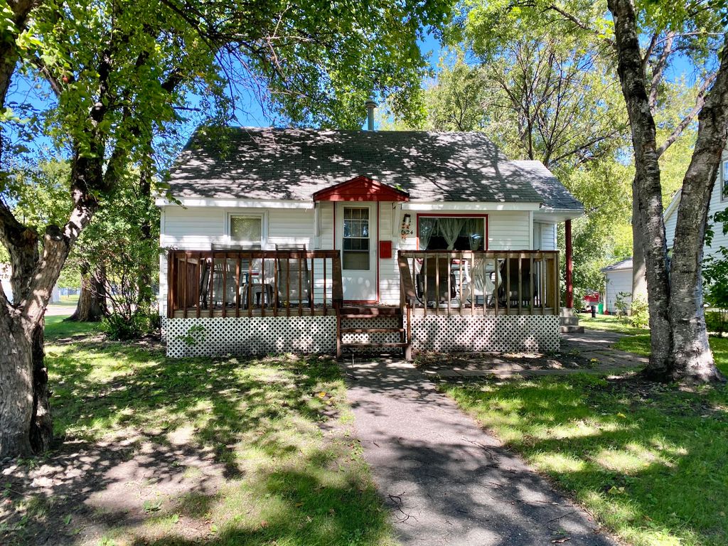 1424 11th Ave S, Grand Forks, ND 58201