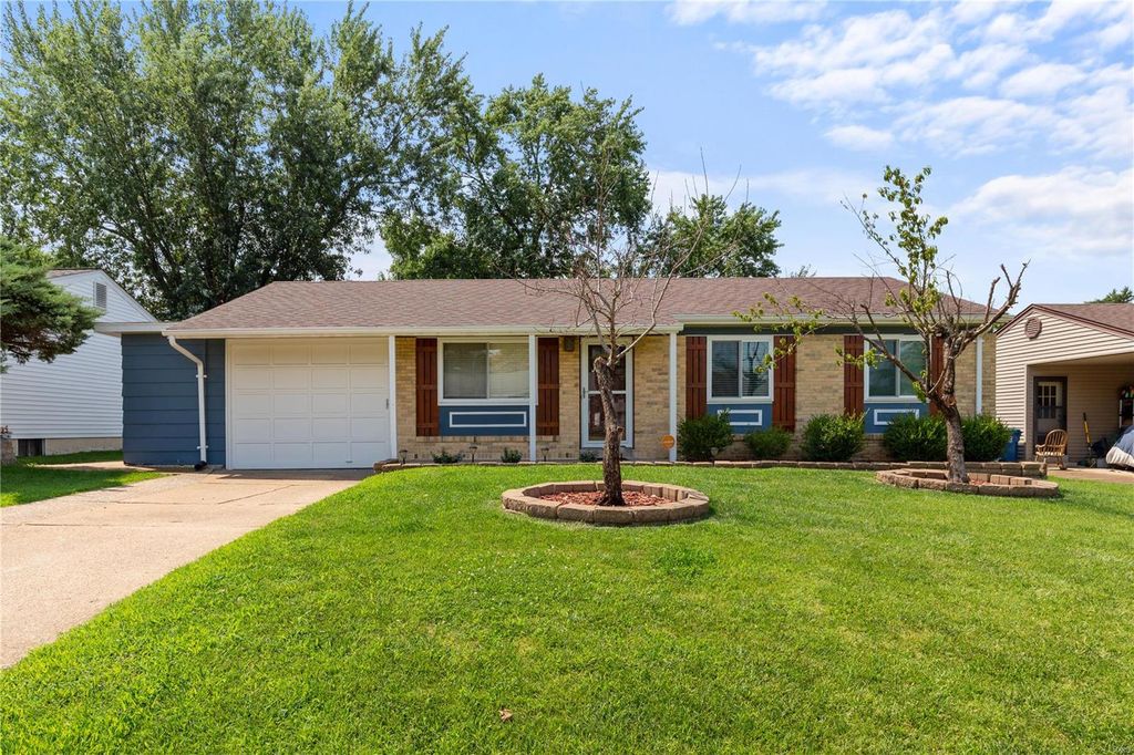 12038 Providence Ln, Maryland Heights, MO 63043