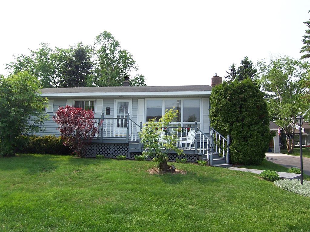 609 Dillon St, Sault Sainte Marie, MI 49783