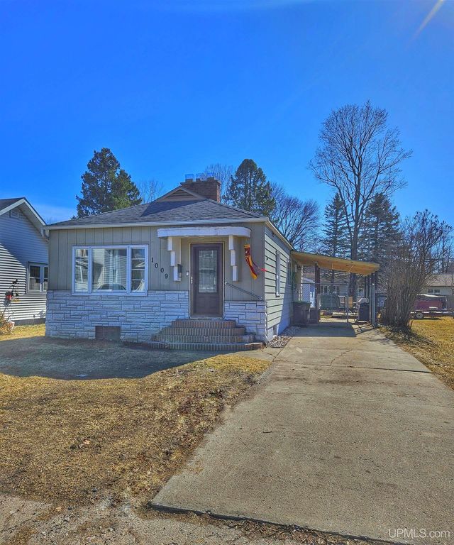 1009 W B St, Iron Mountain, MI 49801 See Est. Value, Schools & More