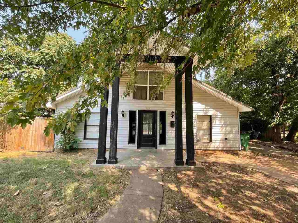 703 Magnolia St, Burkburnett, TX 76354