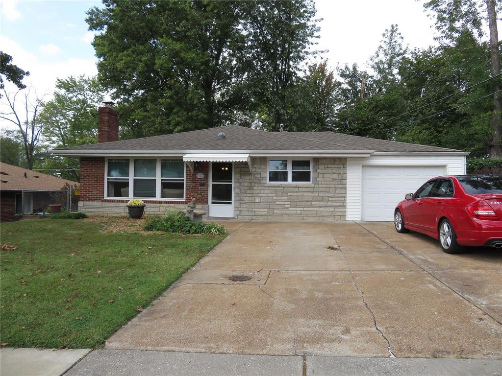 2109 Brown Rd, Saint Louis, MO 63114