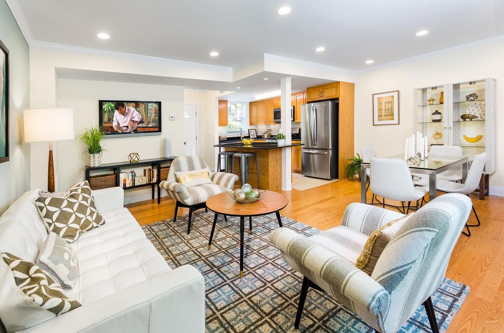190 Gerry Rd, Chestnut Hill, MA 02467