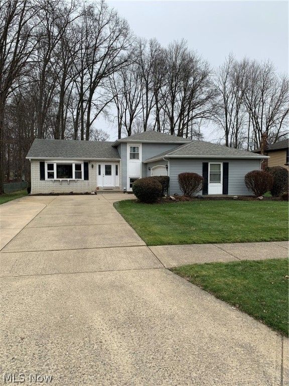 8581 Oakridge Dr, Olmsted Township, OH 44138