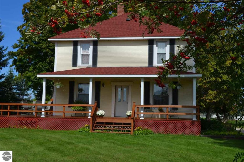 12942 Ringler Rd, Rapid City, MI 49676