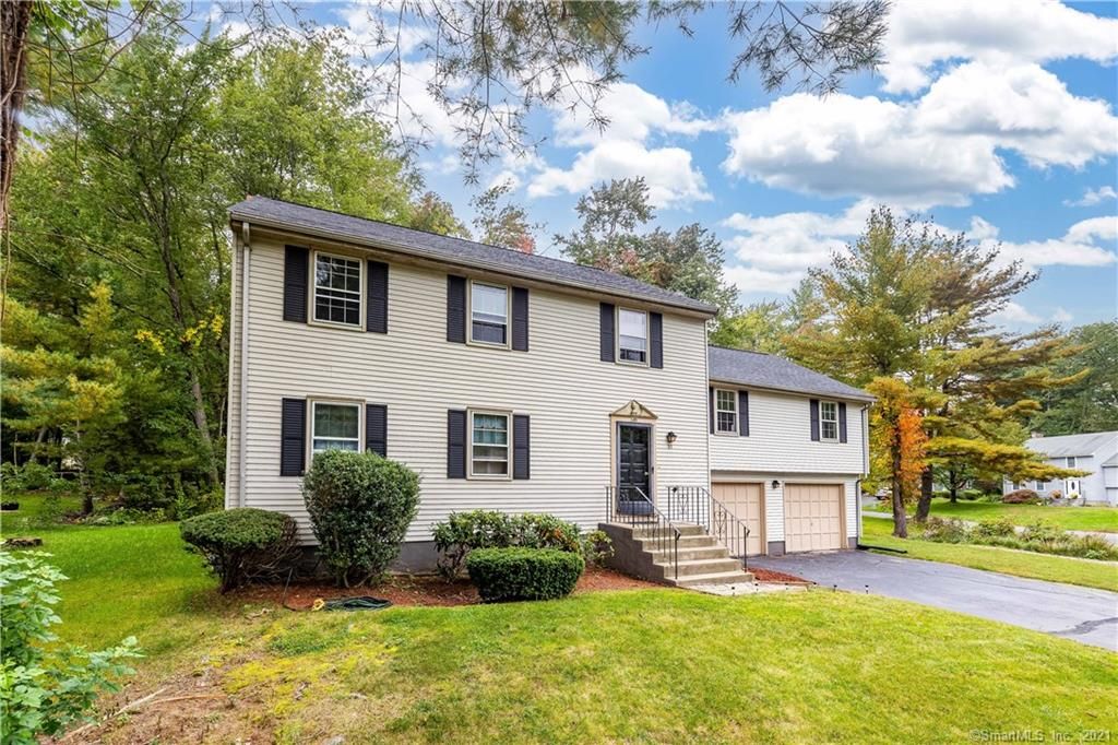 21 Horseshoe Cir, Simsbury, CT 06070