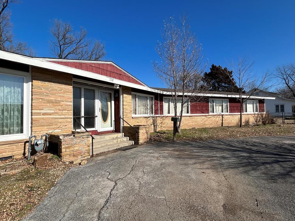 110 W  9th Ave, Caney, KS 67333