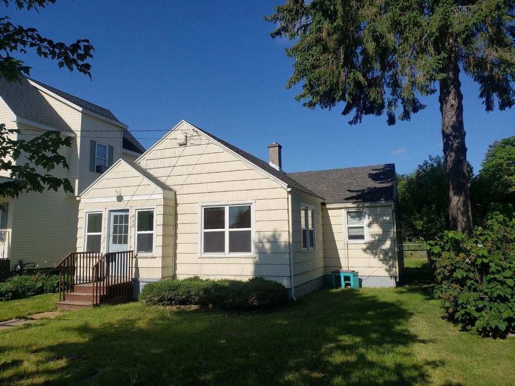 910 Augusta St, Sault Sainte Marie, MI 49783