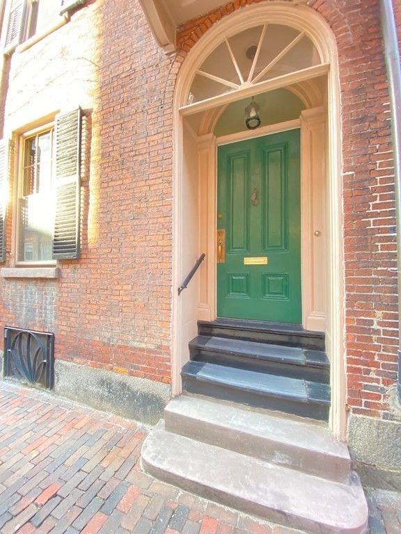 83 Myrtle St, Boston, MA 02114