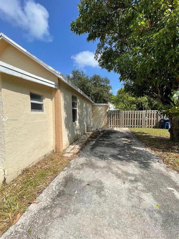 1021 NW 8th St, Hallandale Beach, FL 33009