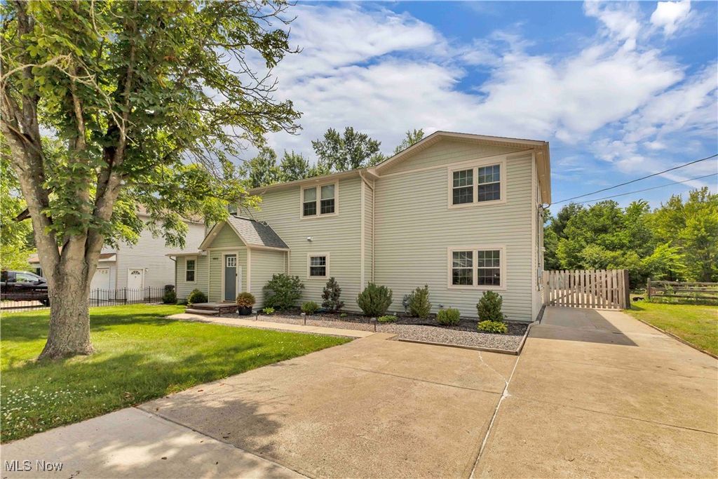 9892 Valleyview Dr, Columbia Station, OH 44028