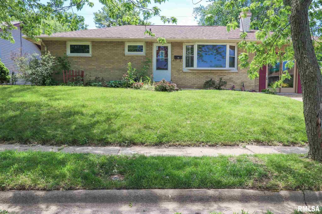 1300 Saint Julian St, Pekin, IL 61554