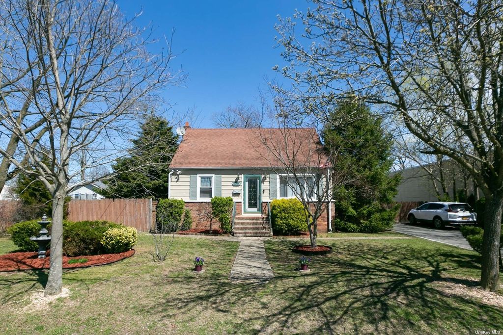 126 N Clinton Ave, Lindenhurst, NY 11757 - 4 Bed, 1 Bath Single-Family
