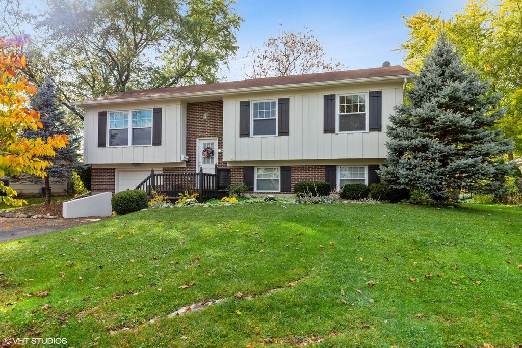 36 Red Haw Ln, Lake Zurich, IL 60047