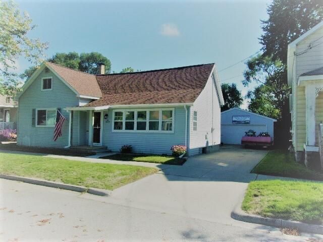 613 Kosciusko St, Manistee, MI 49660
