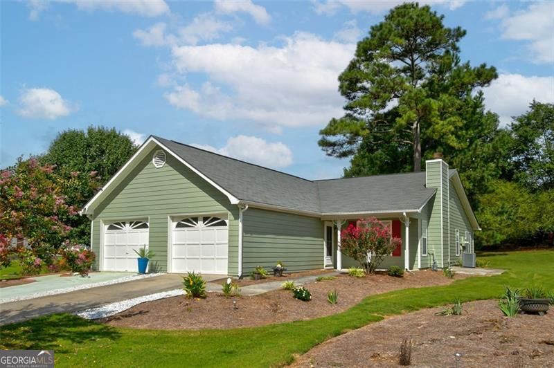 240 Monmouth Dr, Fayetteville, GA 30214