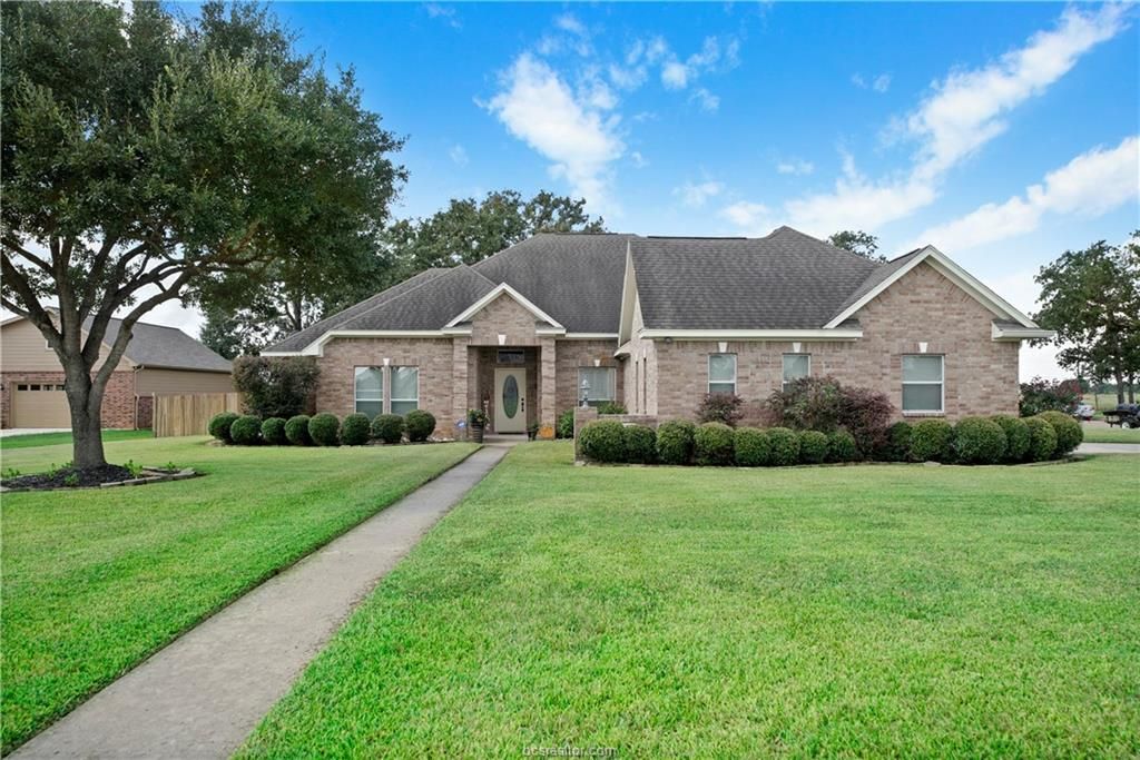 105 Lawrence Marshall Dr, Hempstead, TX 77445