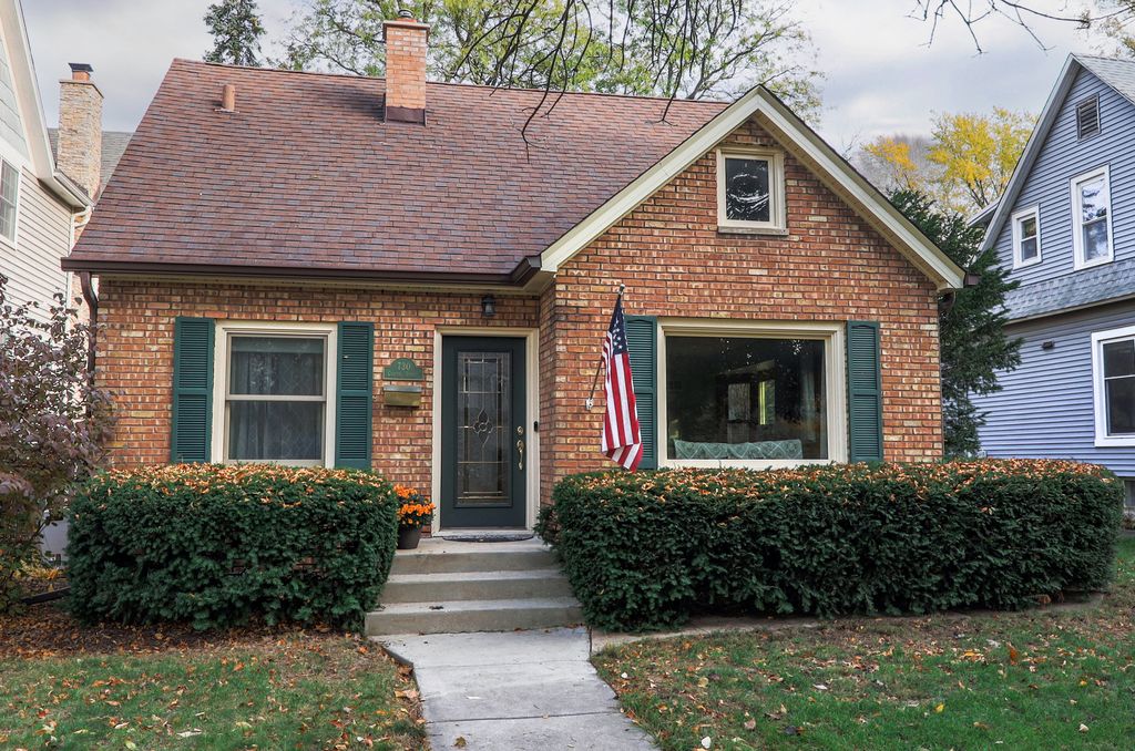 730 N Center St, Naperville, IL 60563