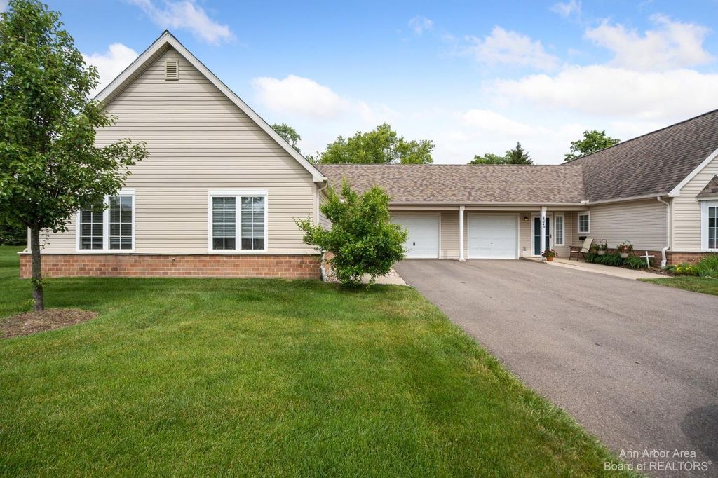 426 Lancaster Ct, Saline, MI 48176