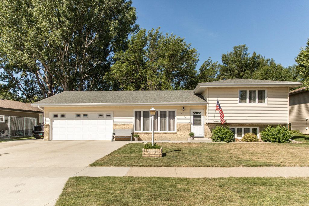 2732 N 4th St, Bismarck, ND 58503 Trulia