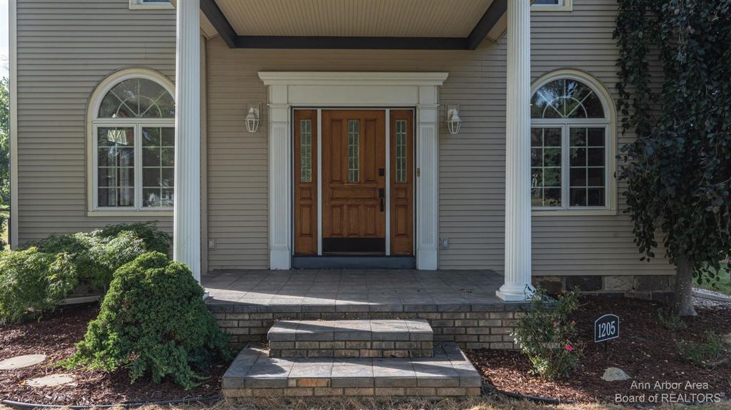 1205 E McDevitt Ave, Jackson, MI 49203