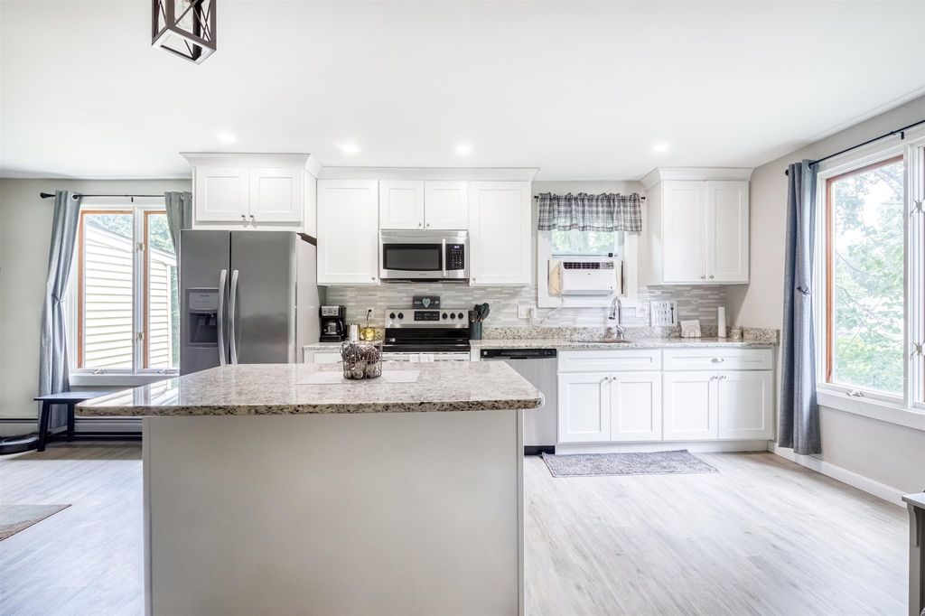 2 Rosemont Ave, Manchester, NH 03103
