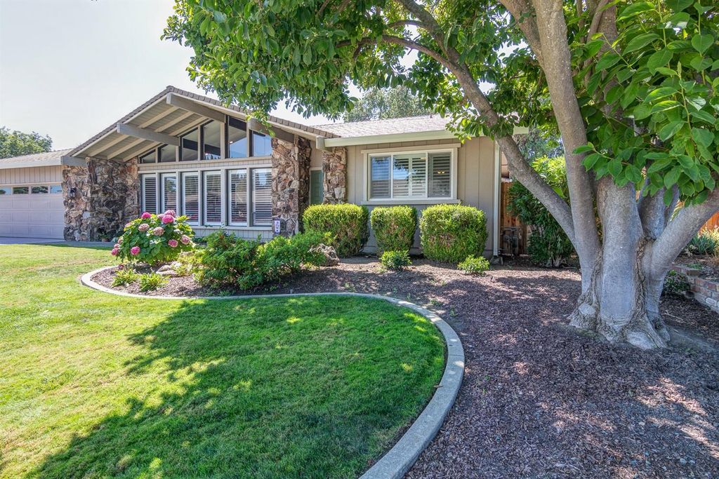 230 River Acres Dr, Sacramento, CA 95831
