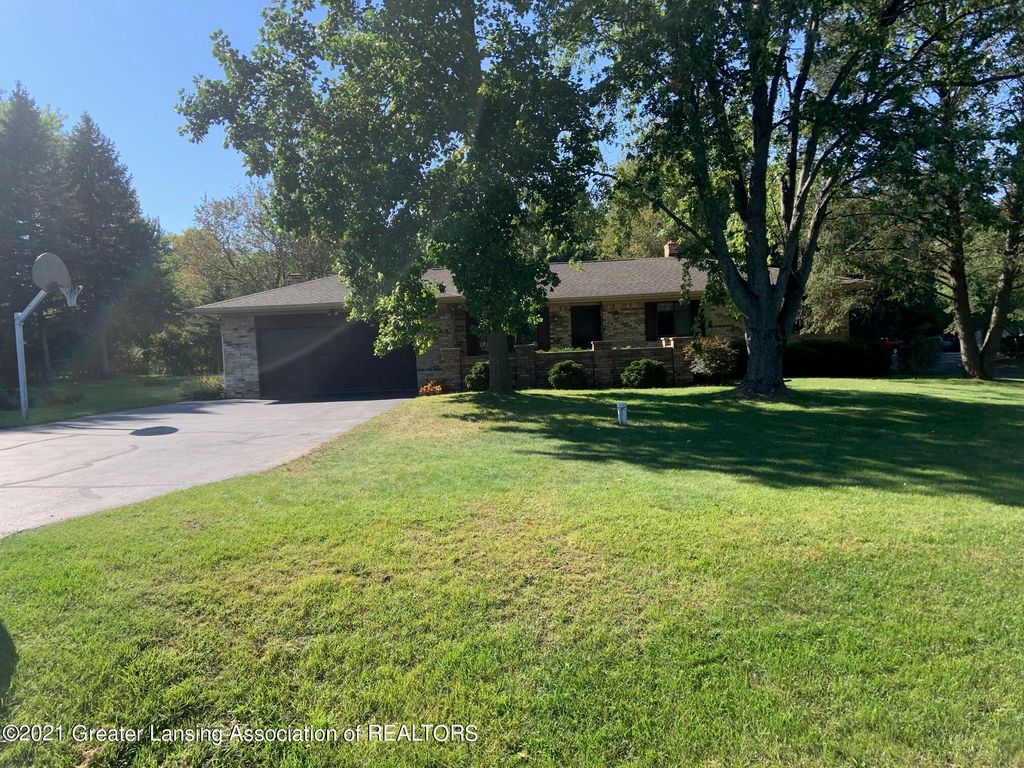 15296 Ann Dr, Bath, MI 48808