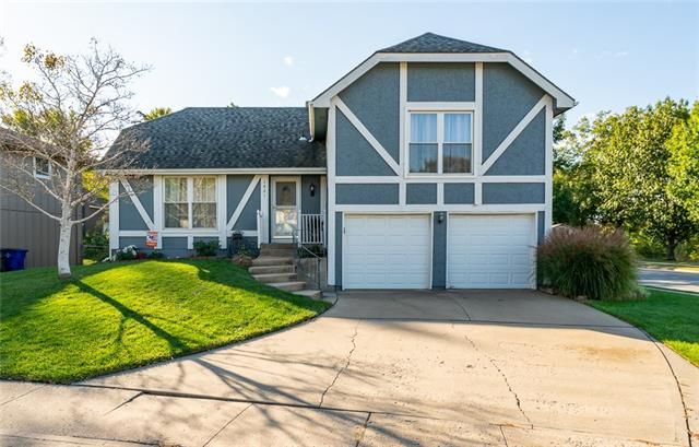 1821 E Pawnee Dr, Olathe, KS 66062