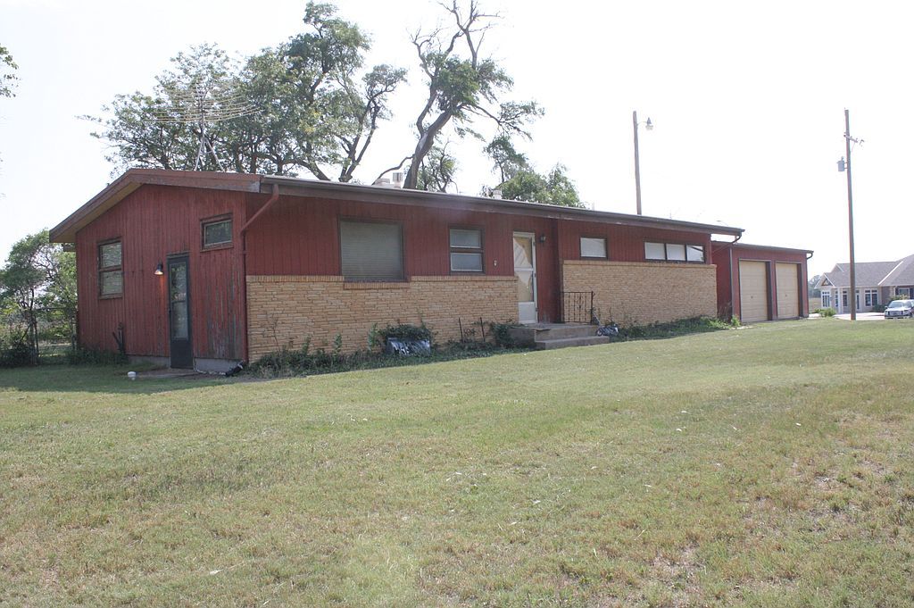 2103 E 1st St, Pratt, KS 67124