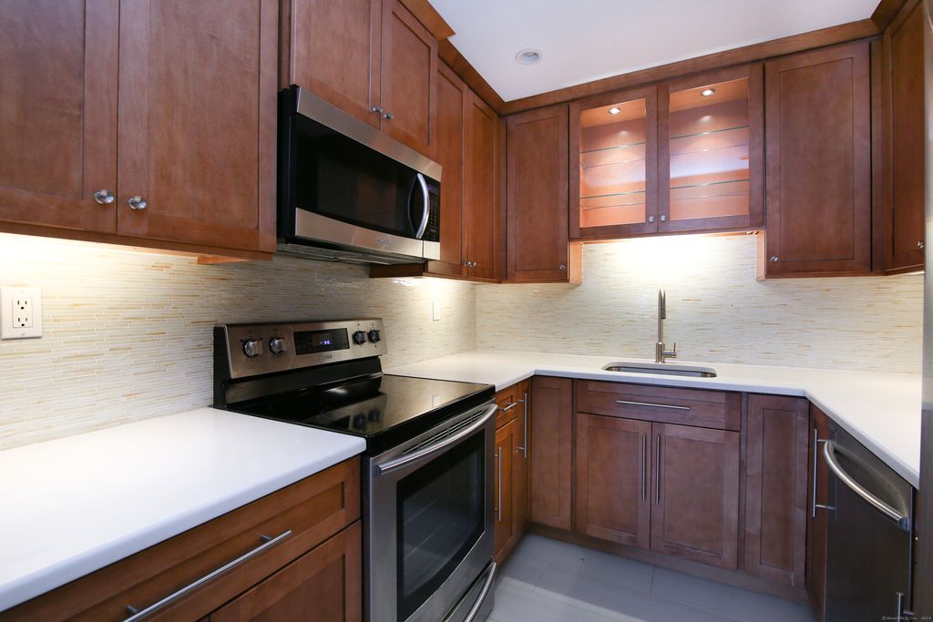 300 Seaside Ave #2E, Stamford, CT 06902