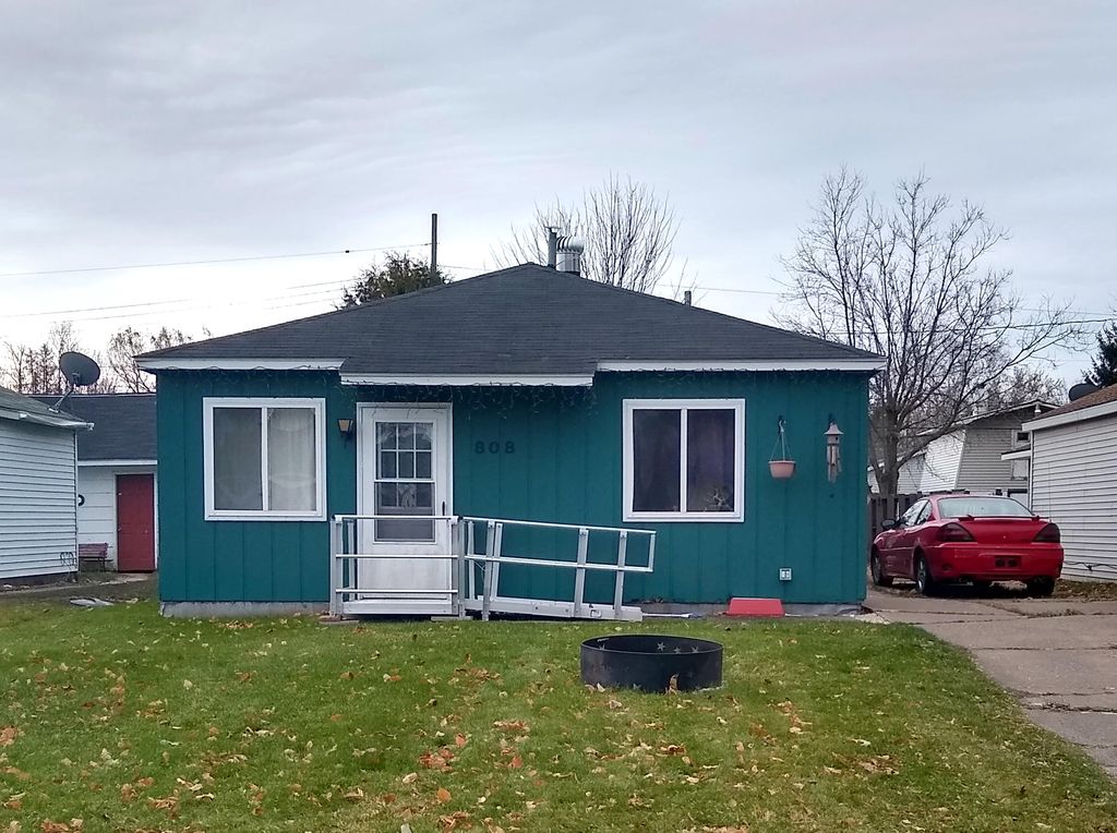 808 E 8th Ave, Sault Sainte Marie, MI 49783